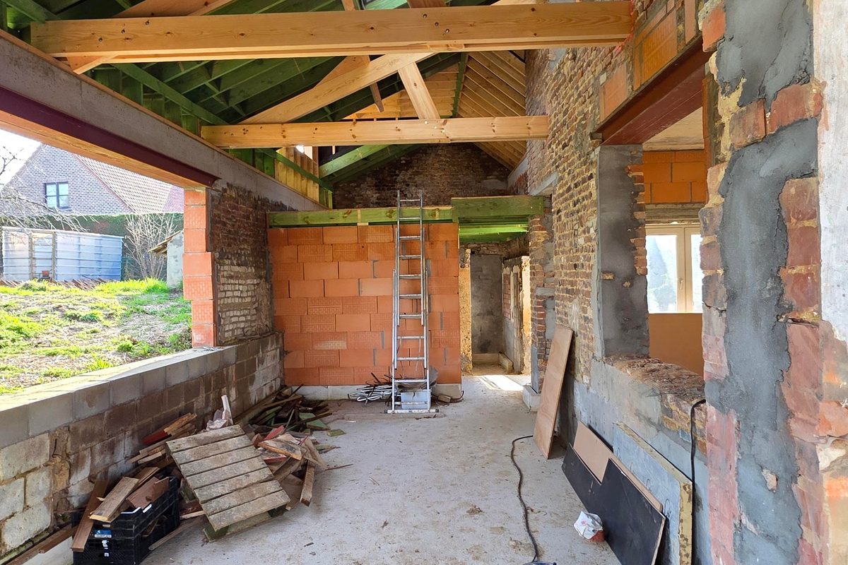 Renovatiewerk aan dakstructuur en bijgebouw
