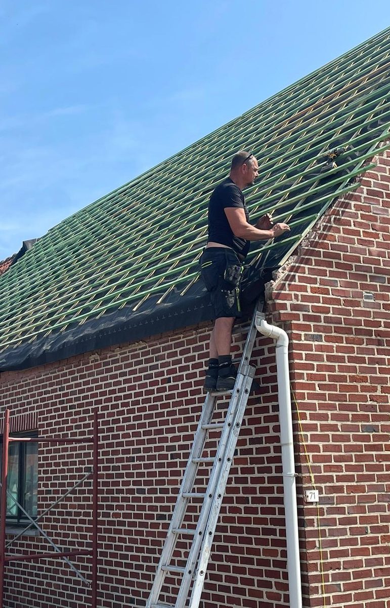 Werner Vandormael aan het werk als dakwerker in Limburg