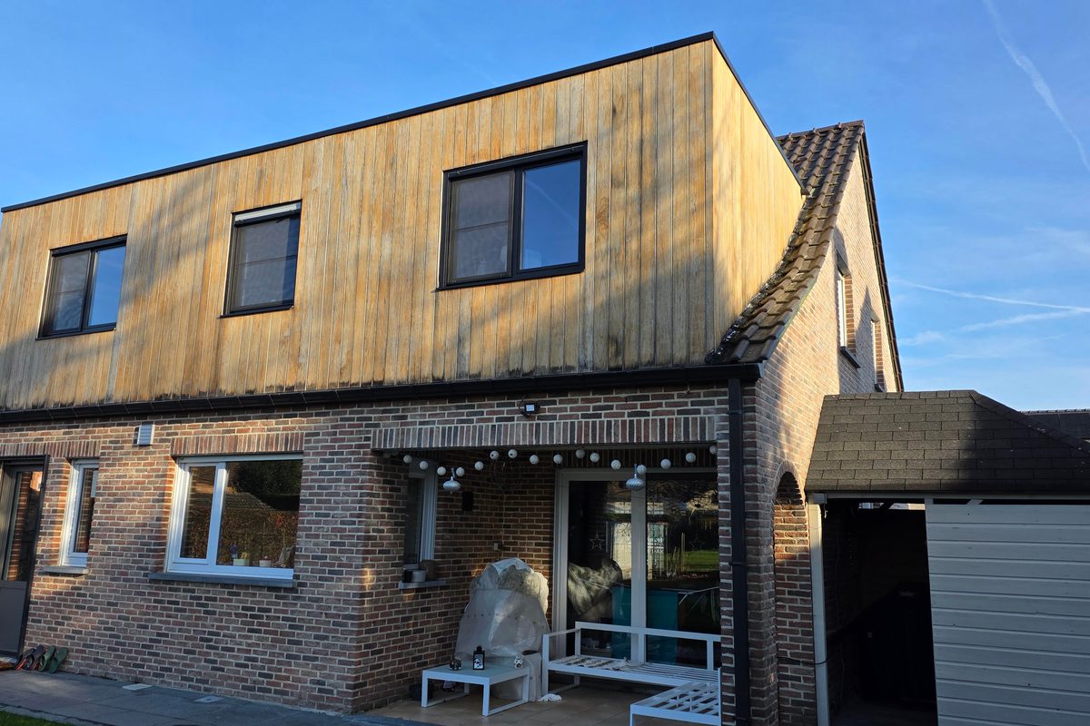 Woning met afgewerkte dakdelen en bijgebouw